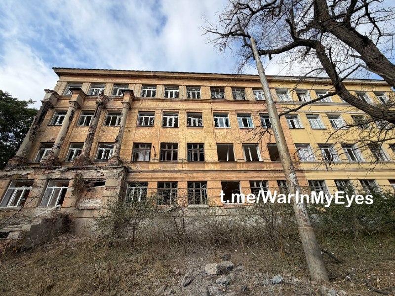Последствия ночного прилета БПЛА рядом со зданием школы № 3 в Ворошиловском районе Донецка