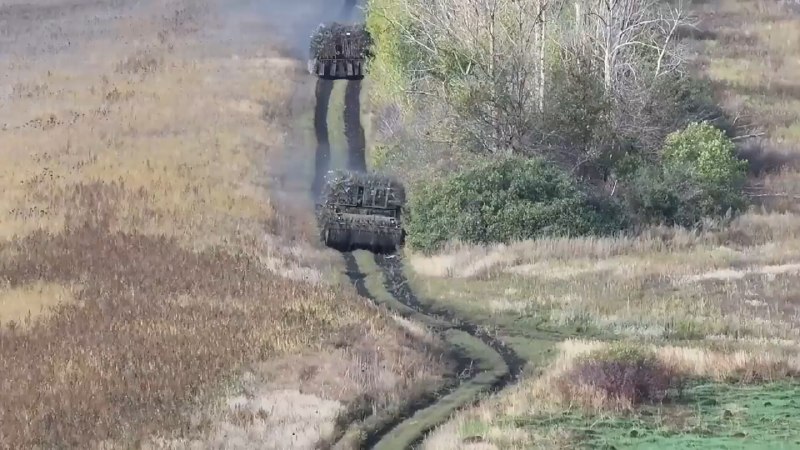 Противник продолжает тестировать новую тактику сопровождения дронами своей тяжелой бронетехники, атакующей…