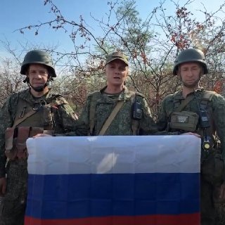 От всего сердца: военнослужащие группировок «Днепр», «Восток», «Центр» и «Южная» тепло поздравили россиян с Днем флага!