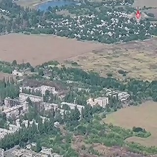 Огненные вспышки и клубы дыма