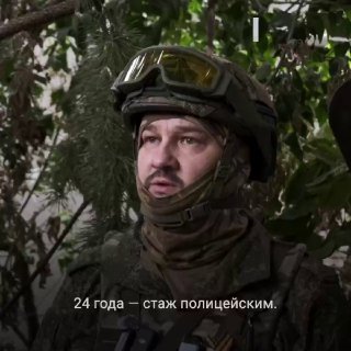 Без отрыва от боевой работы о себе рассказал Игорь Чупило, заряжающий гаубицы «Мста-Б». На гражданке он служил в полиции, стаж — 24 года.